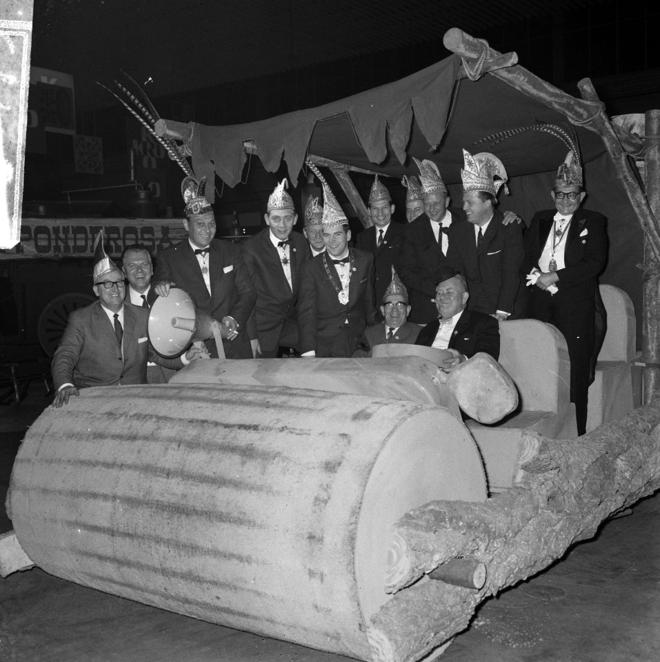 De Kerkrader-carnavalsclub met hun prins, Bestanddeelnr 918-4779