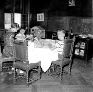 De kinderen van gouverneur Struycken aan het diner, Bestanddeelnr 252-2835