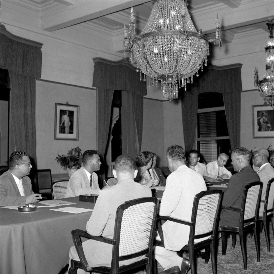 De koningin presideert in het gouvernementshuis de raad van ministers, Bestanddeelnr 252-4497