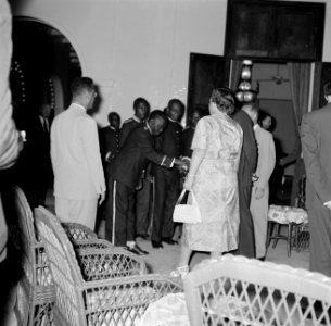 De koningin ontmoet in Paramaribo in het gouvernementshuis de granmans van de bo, Bestanddeelnr 252-4494