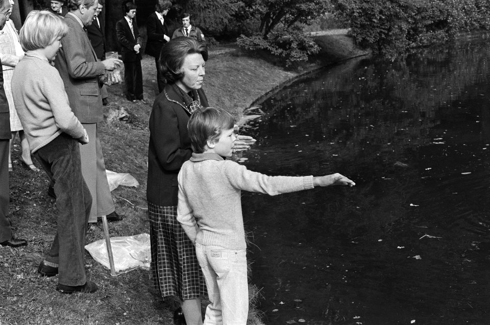 De karpers worden in het water gelaten, Bestanddeelnr 931-0429