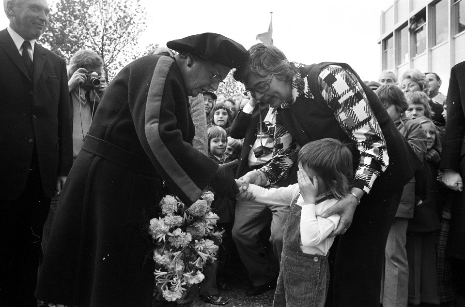 De koningin krijgt bloemen van een huilend meisje, Bestanddeelnr 926-8116