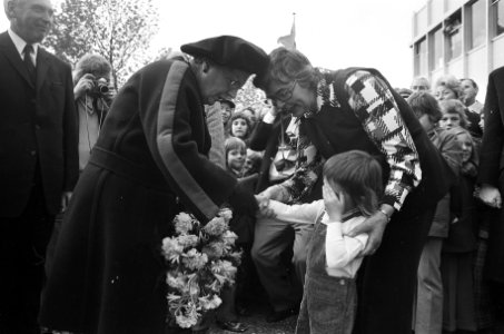 De koningin krijgt bloemen van een huilend meisje, Bestanddeelnr 926-8116