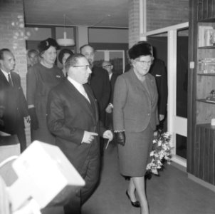 De koningin terwijl ze wordt rondgeleid door de heer Polak, Bestanddeelnr 918-4523