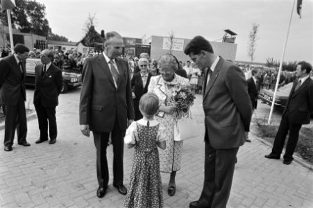 De koningin opent kaasmakerij De Toekomst in Dronrijp zij ontvangt bloemen va, Bestanddeelnr 930-4390