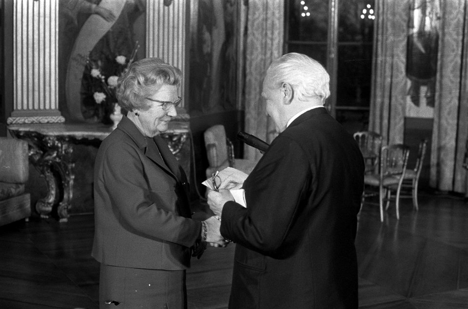 De koningin ontvangt het geschenk van mr. Van Thiel van het Nationaal Comite Zil, Bestanddeelnr 926-8794