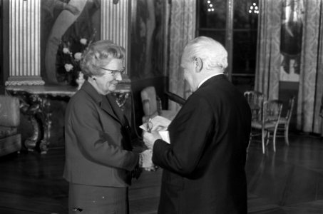 De koningin ontvangt het geschenk van mr. Van Thiel van het Nationaal Comite Zil, Bestanddeelnr 926-8794