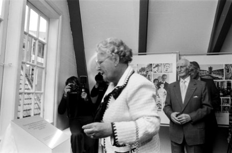De koningin tijdens de onthulling van de plaquette, rechts dhr. O.H. Frank, vade, Bestanddeelnr 930-3102