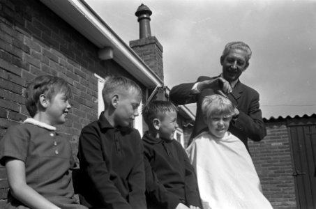 De kapper knipt de haren van de kinderen, Bestanddeelnr 921-6470