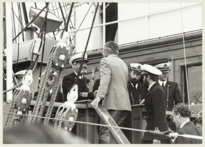 De kapitein van de Amerigo Vespucci verwelkomt burgemeester Molenwijk van Velsen aan boord van zijn schip. NL-HlmNHA 54011383