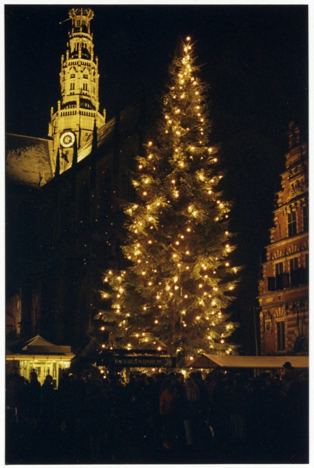 De kerstboom, geschonken door zusterstad Osnabrück t.g.v. 750 jaar Haarlem. NL-HlmNHA 54036084