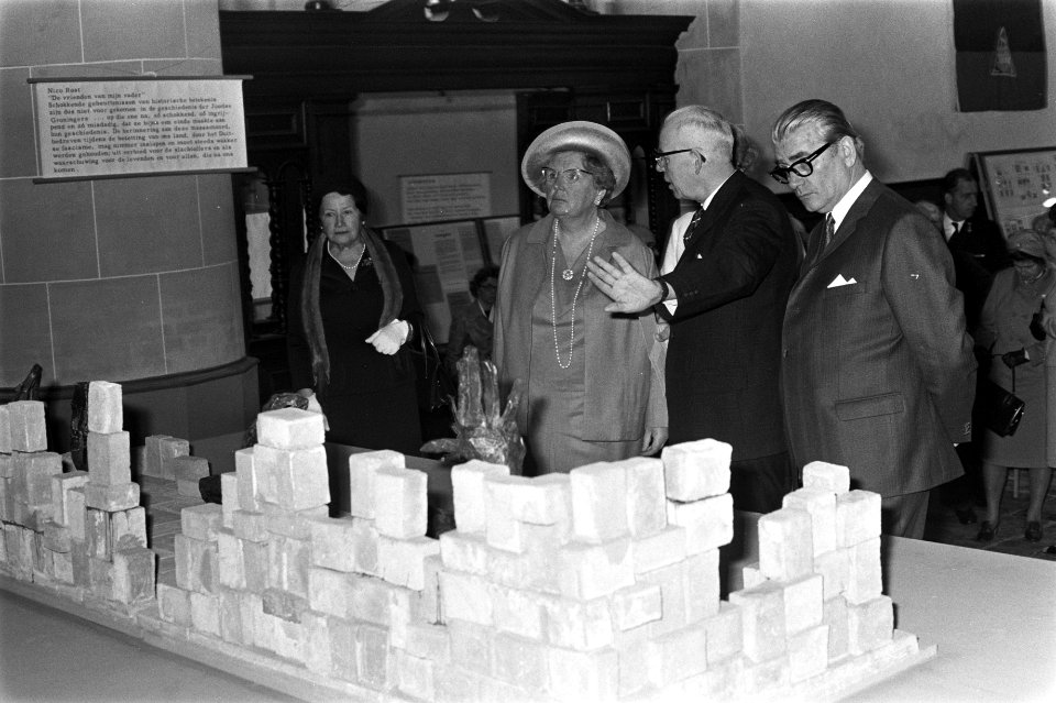 De koningin bij een maquette, Bestanddeelnr 923-4483
