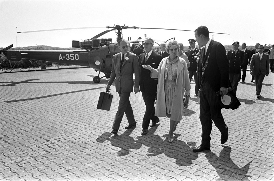 De koningin en de prins worden na aankomst begroet door de commissaris van de ko, Bestanddeelnr 920-4910