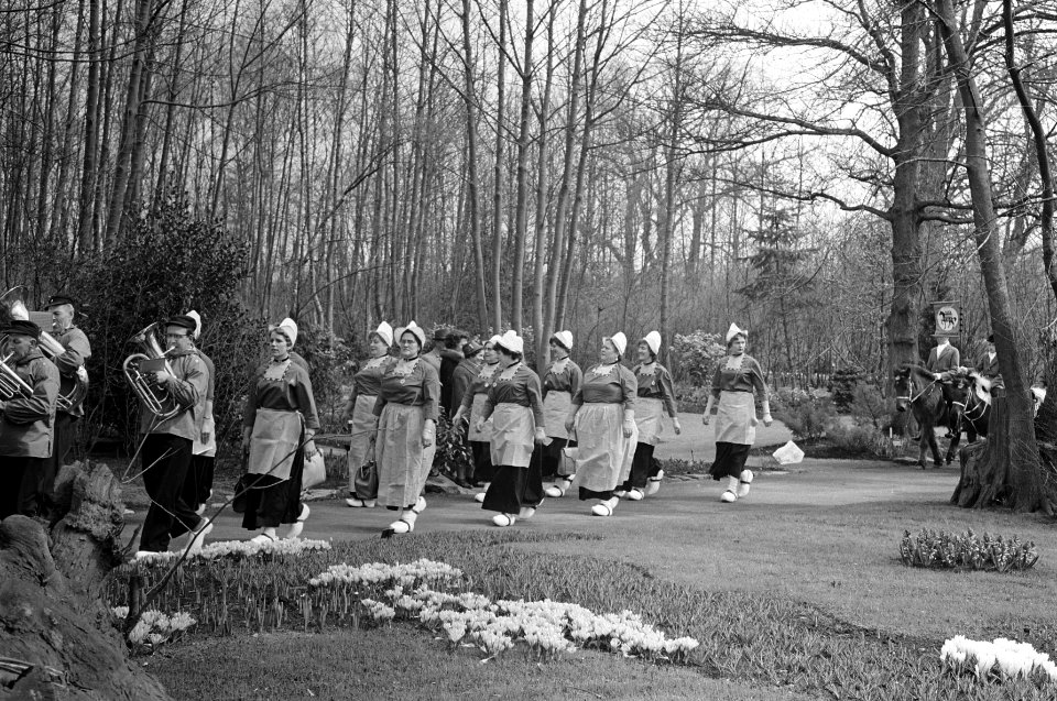 De Keukenhof de Gelderse dag (Vendelzwaaiers), Bestanddeelnr 913-7606