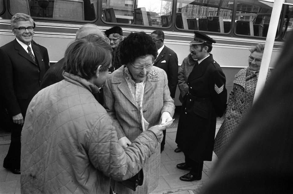 De Koningin krijgt iets aangeboden bij de rondgang, Bestanddeelnr 925-5585