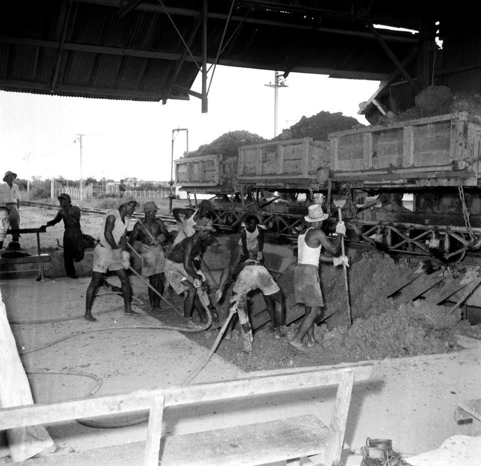 De kipkarren met erts rijden de fabriek binnen van de Surinaamse Bauxiet Maatsch, Bestanddeelnr 252-6607