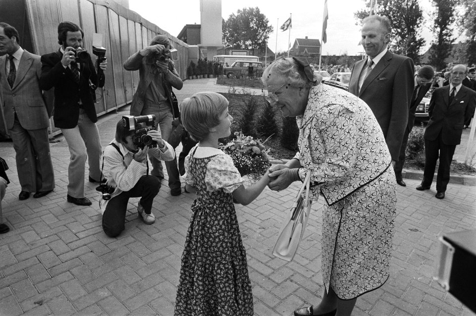 De koningin opent kaasmakerij De Toekomst in Dronrijp zij ontvangt bloemen va, Bestanddeelnr 930-4387