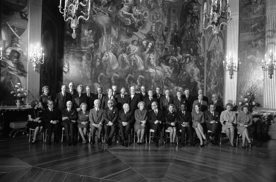 De koningin (voorste rij, in het midden) poseert met genodigden, Bestanddeelnr 926-8799