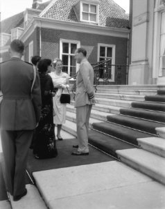 De koning van Nepal, Maharadja Mahendra Bir Bikram Shah Deva en diens echtgenote, Bestanddeelnr 909-6999