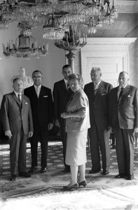 De Koningin ontvangt hoofdbestuur van de maatschappij der diergeneeskunde, Bestanddeelnr 914-2953