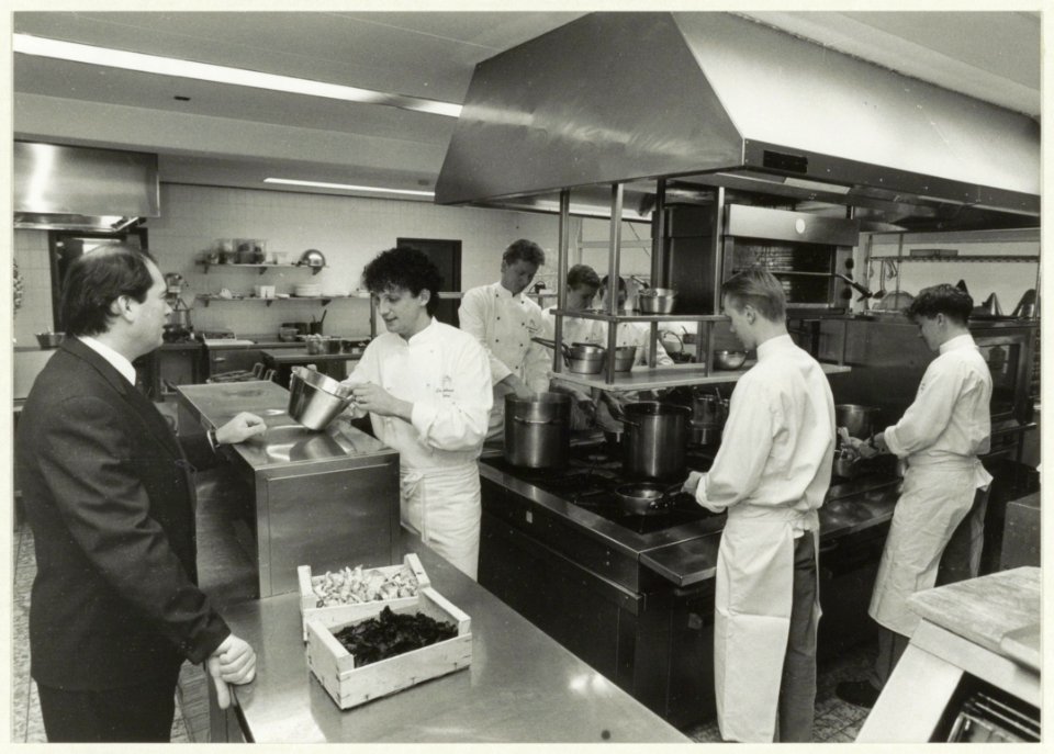De keuken van restaurant De Bokkedoorns aan de Zeeweg. NL-HlmNHA 54031729