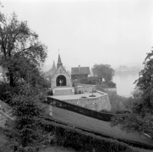 De kapel op haar nieuwe locatie aan de Vierwaldstättersee (Vierwoudstedenmeer), , Bestanddeelnr 254-3628