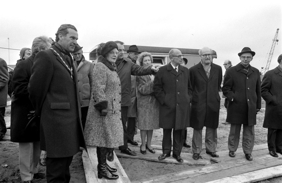 De koningin met links van haar de burgemeester van Alphen aan den Rijn, R.M. Gal, Bestanddeelnr 926-9635