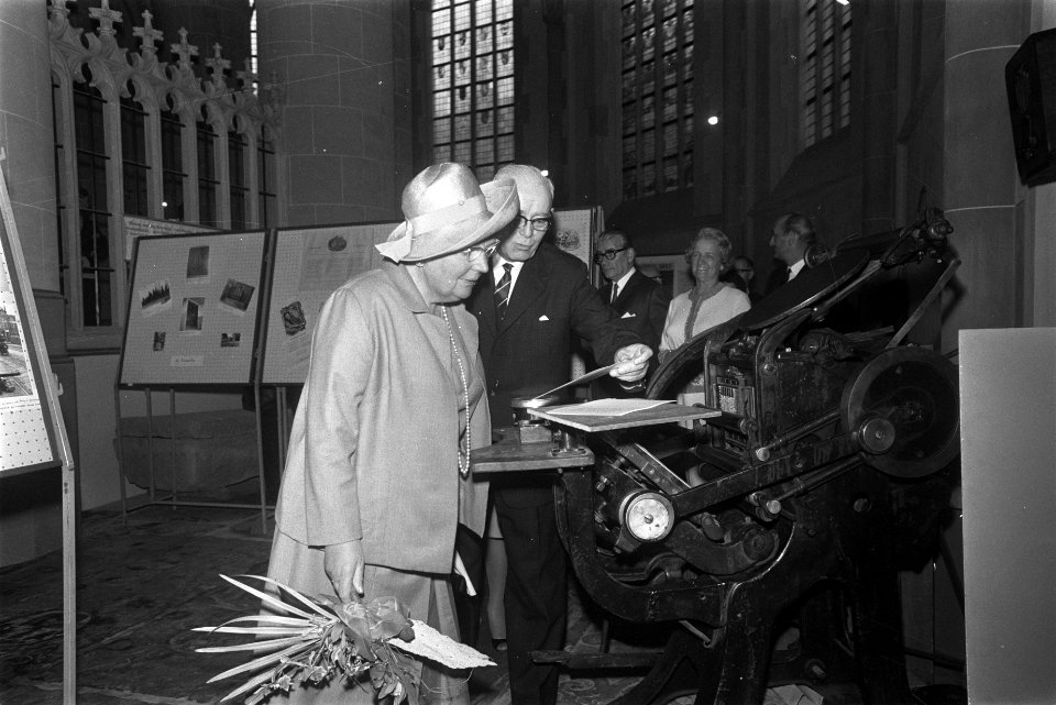 De koningin krijgt uitleg bij een drukpers voor illegale geschriften, Bestanddeelnr 923-4478