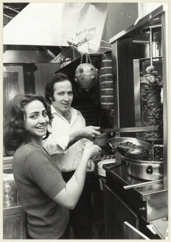 De keuken van restaurant King David,Paarlaarsteeg 10, waar Israëlisch voedsel wordt bereid. NL-HlmNHA 54004887