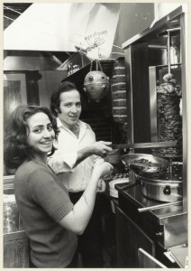 De keuken van restaurant King David,Paarlaarsteeg 10, waar Israëlisch voedsel wordt bereid. NL-HlmNHA 54004887