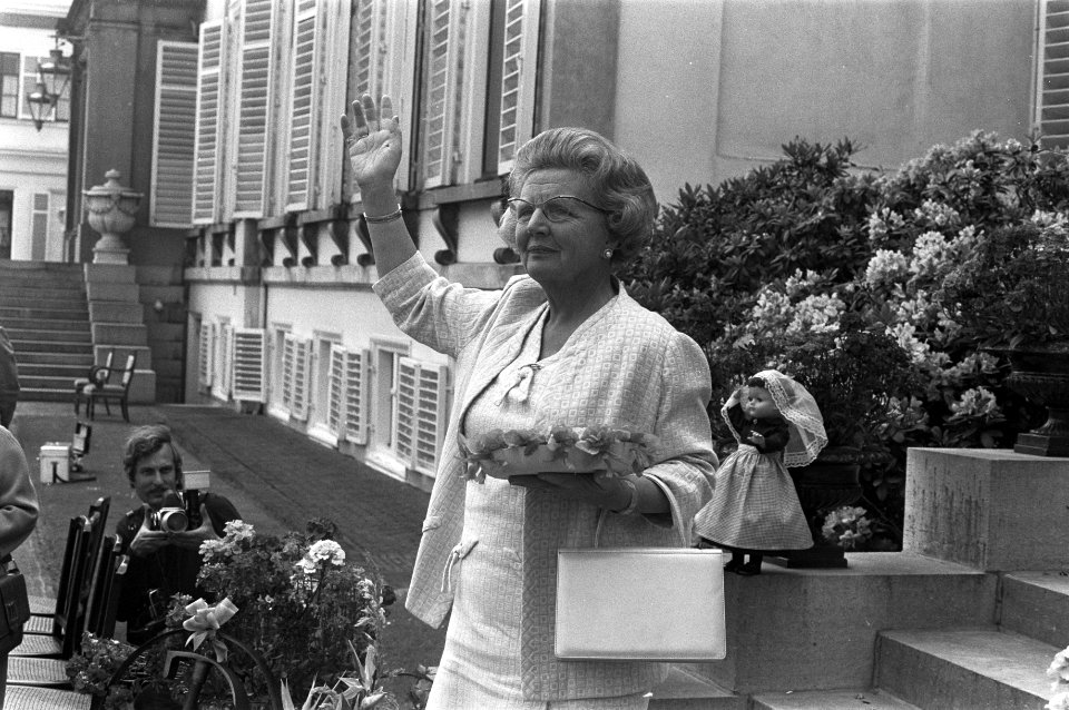 De koningin bedankt haar bezoekers voor alle geschenken, Bestanddeelnr 925-6657