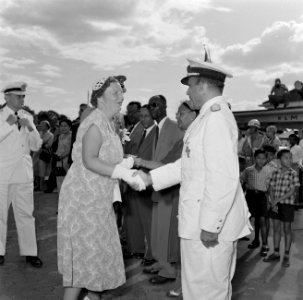 De koningin neemt op het vliegveld Zanderij bij het vertrek uit Suriname afschei, Bestanddeelnr 252-4790