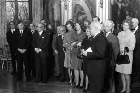 De koningin achter een microfoon, om haar heen genodigden, Bestanddeelnr 926-8797