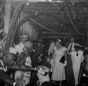 De koningin met dansers in Moengotapoe, Bestanddeelnr 252-4468