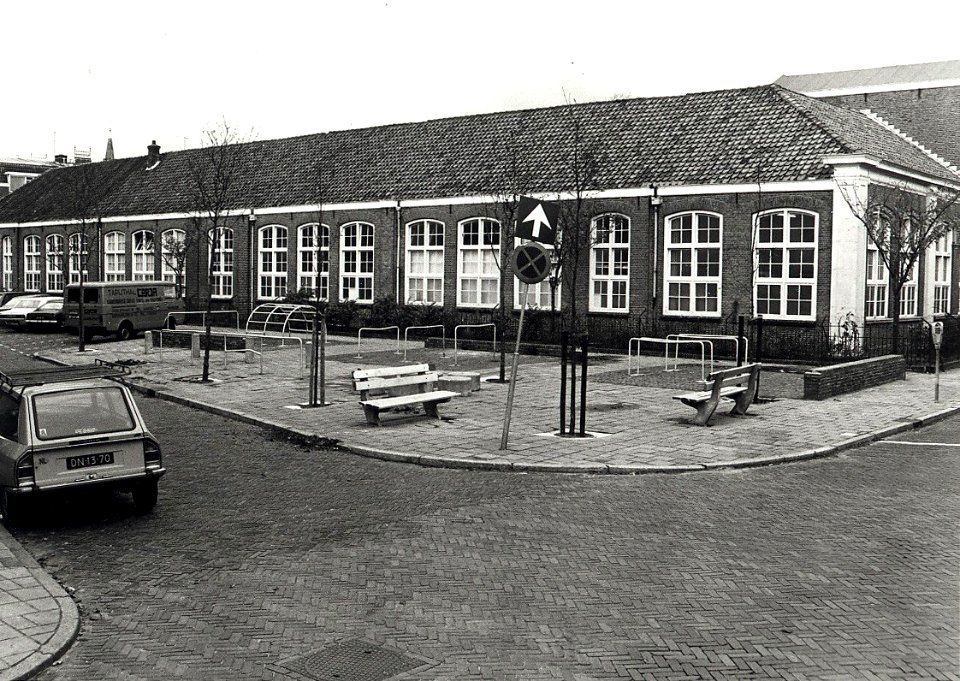 De Lieven de Keyschool, de zuid-oostzijde. Aangekocht in 1977 van fotograaf C. de Boer. - Negatief 5078. Identificatienummer 54-005078, NL-HlmNHA 54005078