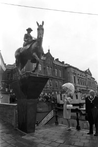 De koningin in gezelschap van burgemeester Ivo Samkalden, Bestanddeelnr 925-6033