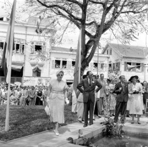 De koningin en prins bij de onthulling van een beeld op het Sivakplein, Bestanddeelnr 252-4772