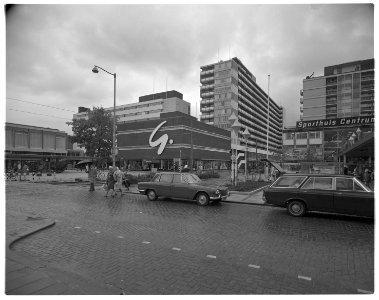 De Lijnbaan en van Oldenbarneveldstraat met modehuis Gerzon en Sporthuis Centrum 1970