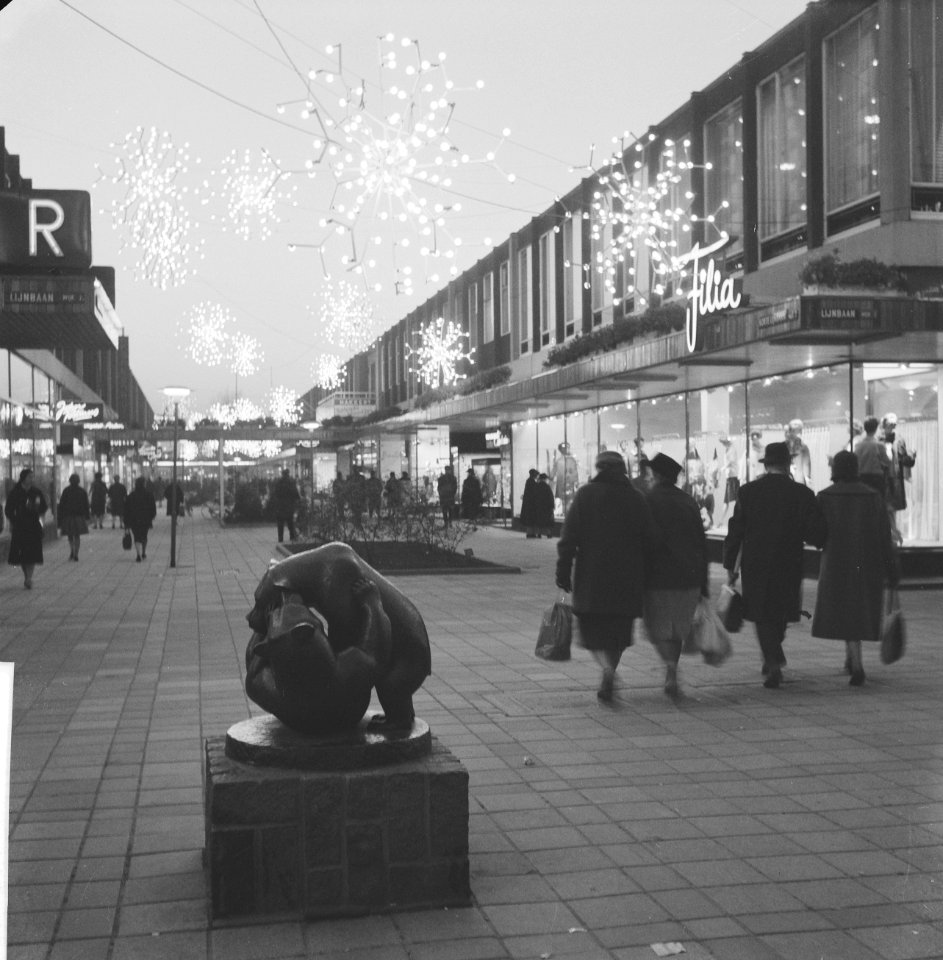 De Lijnbaan in Rotterdam verlicht met beeldje op voorgrond, Bestanddeelnr 913-2107