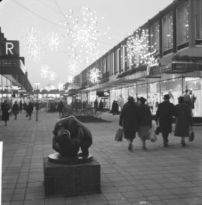 De Lijnbaan in Rotterdam verlicht met beeldje op voorgrond, Bestanddeelnr 913-2107