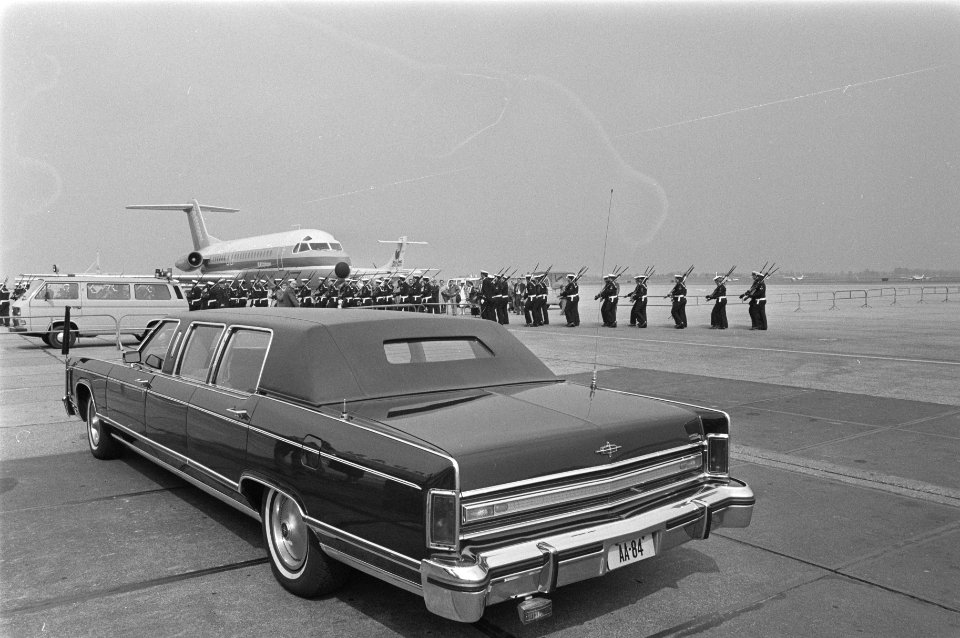 De limousine waar de President uiteindelijk niet mee kon vertrekken daar de sleu, Bestanddeelnr 933-6230