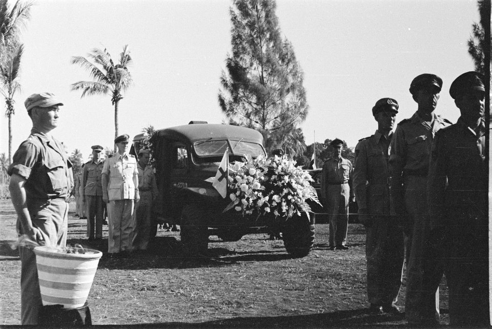 De lijkwagen. Links staan generaal Buurman van Vreden en generaal Dürst Britt op, Bestanddeelnr 222-4-1