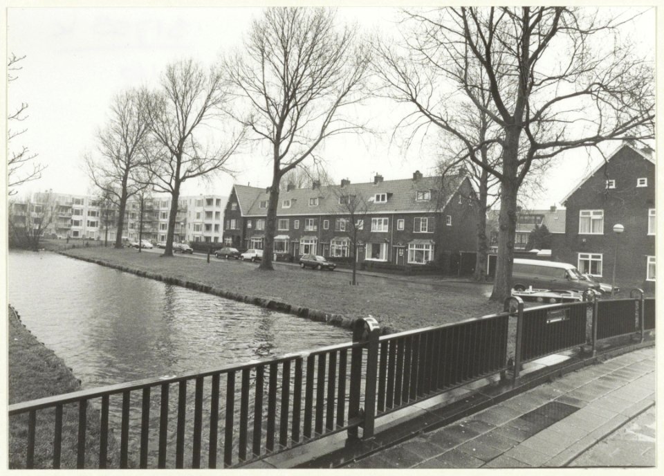 De Lorentzkade gezien vanaf de Vlaamse Brug. NL-HlmNHA 54031558