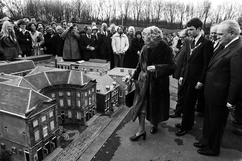 De koningin bij het model van de Hollandse Schouwburg, Bestanddeelnr 930-2010