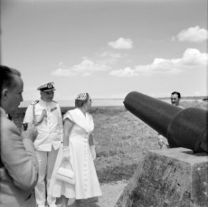 De koningin bij een van de kanonnen van Fort Nieuw Amsterdam, Bestanddeelnr 252-4528
