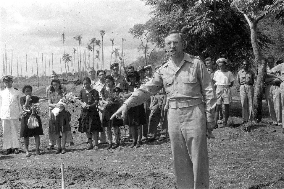 De Legerpredikant van het KNIL majoor ds. D. Sybesma van het hoofdkwartier Adju, Bestanddeelnr 104-6-1