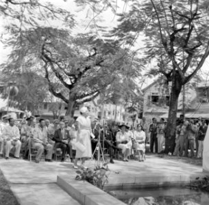 De koningin houdt een toespraak bij de onthulling van een beeld op het Sivaplein, Bestanddeelnr 252-4765