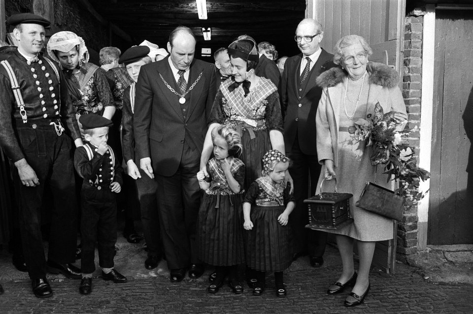 De koningin en de burgemeester F. Niemeijer onderweg met een aantal inwoners van, Bestanddeelnr 930-4969