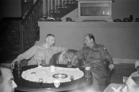 De legercommandant, luitenant-generaal S.H. Spoor, biedt de Britse officieren ee, Bestanddeelnr 87-2-6