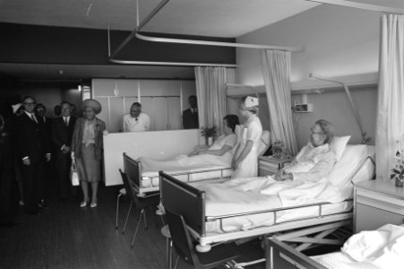 De koningin krijgt een rondleiding door het ziekenhuis, en bezoekt patiënten, Bestanddeelnr 925-5969